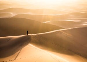 Explorez l’Erg Ghoul et Bougarne avec Trekline. 6 jours de trek engagé dans les dunes, bivouacs nomades et paysages grandioses du désert marocain.